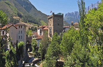 Potes, uno de los bonitos rincones del Camino Lebaniego. ow.ly/1bUz50NfUOW