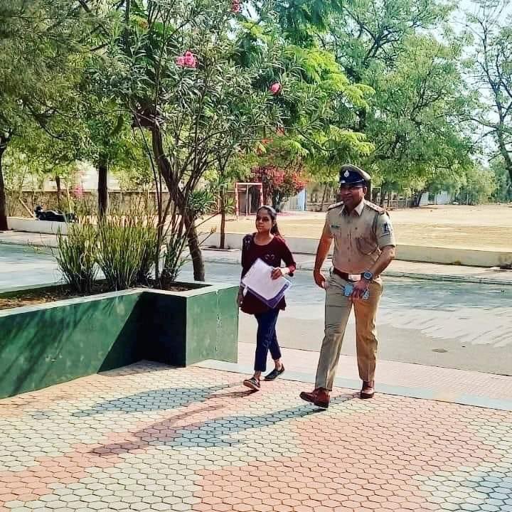 TheAnuragTyagi's tweet photo. गुजरात में बोर्ड की परीक्षा चल रही है

 एक मूर्ख पिता अपनी बेटी को गलत परीक्षा केंद्र पर उतार कर चला गया... बेटी ने 15 मिनट तक अपना रोल नंबर खोजने की कोशिश किया फिर वहां एक पुलिस इंस्पेक्टर की ड्यूटी थी उन्होंने जब देखा कि एक छात्रा काफी देर से परेशान है तब उन्होंने उसकी हॉल टिकट लेकर देखा तब पता चला कि लड़की के पिता जी उसे गलत परीक्षा केंद्र पर उतार कर चले गए हैं और इस बच्ची का असली परीक्षा केंद्र वहां से 20 किलोमीटर दूर है 

परीक्षा में 15 मिनट बचा था पुलिस इंस्पेक्टर ने अपनी सरकारी गाड़ी में लाइट जलाते हुए और हूटर बजाते हुए उस बच्ची को समय से पहले उसके मूल परीक्षा केंद्र पर पहुंचा कर उस बच्ची का एक साल बिगड़ने  से बचा लिया

 पुलिस को चाहिए कि वह इस बच्ची के पिता को खोजें और पूछे अबे तुझे इतनी क्या जल्दी थी कि तू अपनी बेटी को गलत परीक्षा केंद्र पर उतार कर चला गया और तूने देखा भी नहीं कि तेरी बच्ची का रोल नंबर उस परीक्षा केंद्र पर है कि नहीं…
#Gujrat #gshseb @ExamJaankari