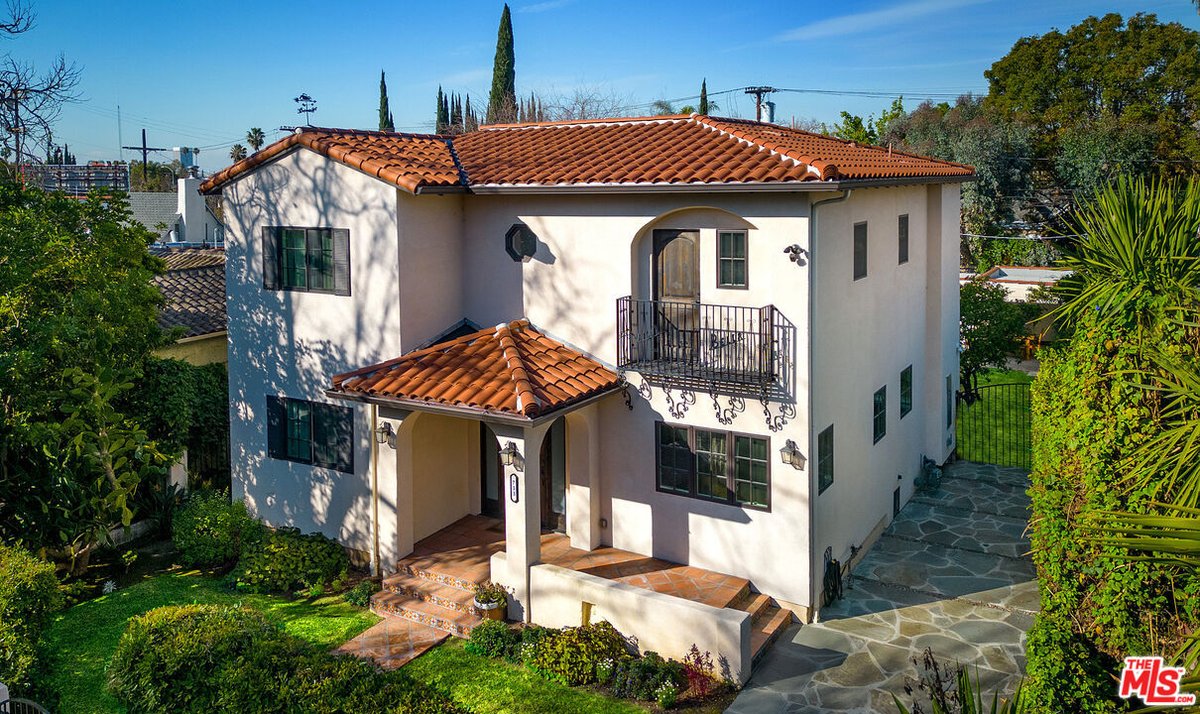 King_MarkWalker's tweet photo. Gorgeous Spanish Restoration home with exquisite outdoor living, custom kitchen, and en-suite bedrooms. Prime Cali location with gated security and walking distance to dining, galleries, and shopping. Come see it today! #SpanishRestoration #OutdoorLiving #Californialifestyle https://t.co/16A47O2Umd