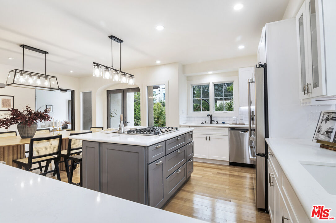King_MarkWalker's tweet photo. Gorgeous Spanish Restoration home with exquisite outdoor living, custom kitchen, and en-suite bedrooms. Prime Cali location with gated security and walking distance to dining, galleries, and shopping. Come see it today! #SpanishRestoration #OutdoorLiving #Californialifestyle https://t.co/16A47O2Umd