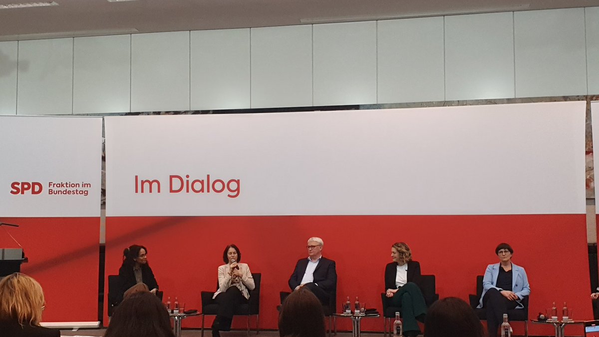 FidAReV's tweet photo. Heute SPD-Empfang @spdbt zum #IWD23. Panel mit @katarinabarley @SoenkeRix @EskenSaskia @sallystarken zum Thema Frauenrechte und wofür wir kämpfen!
Wir bei #FidAR setzen uns für #FraueninFührung ein, weil Frauen diese Gesellschaft in allen Bereichen mitbestimmen müssen! https://t.co/QVQdHnGIcJ