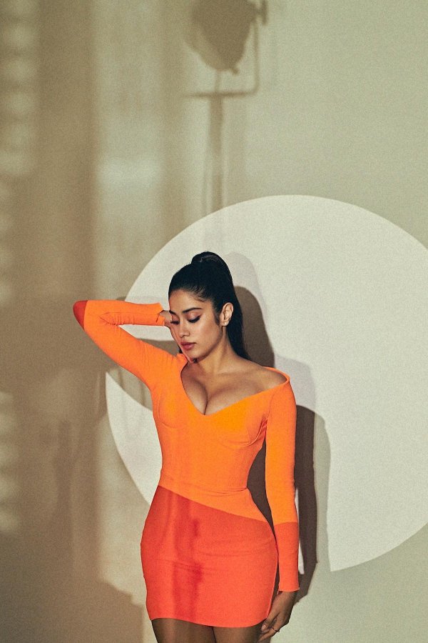 FrR5UC3acAE3GmY?format=jpg&name=900x900