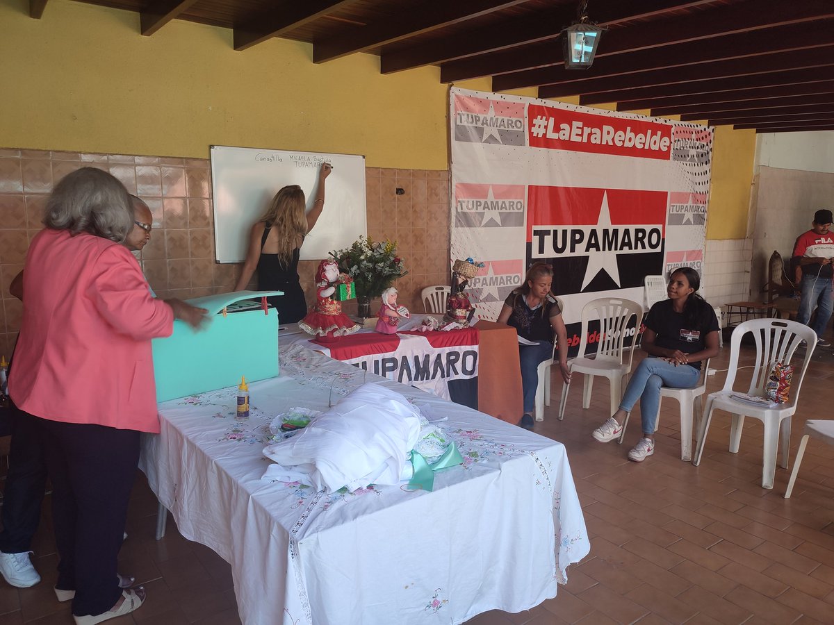 Desde la casa de las y los @TupamaroMRT se desarrolla el 1er Taller de Manualidades del Movimiento de Mujeres TUPAMARO MICAELA BASTIDAS, con voceras del Bloque central , dónde elaboraremos La Canastilla con material reciclable .
En el año de la #ComunaYProducción
<a href="/NicolasMaduro/">Nicolás Maduro</a>