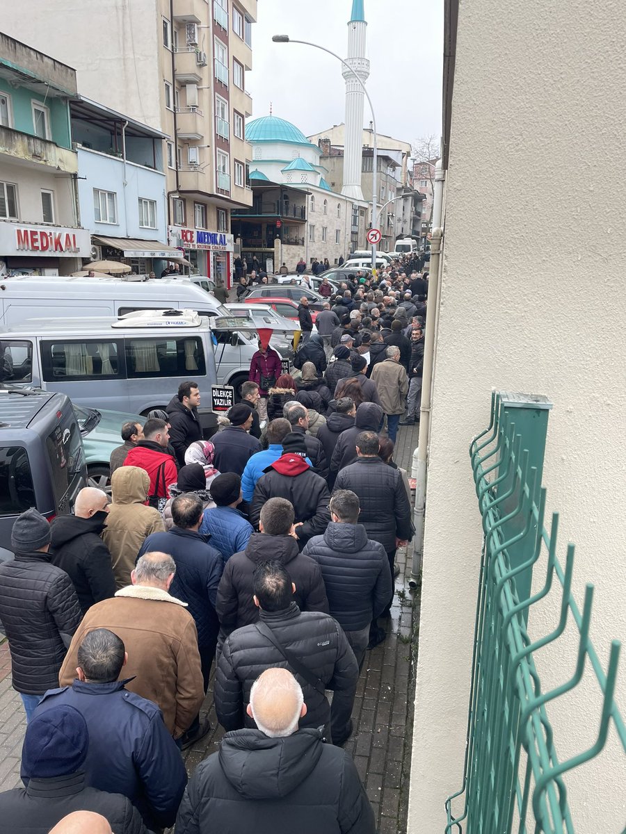 Bu yük  #sgkpersoneli yıldırmaz, devletimizin çıkaracağı tüm yasal düzenlemelerini eksiksiz yerine getirmekteyiz. Eksik olan sgk çalışanlarına ikramiye verilmesi