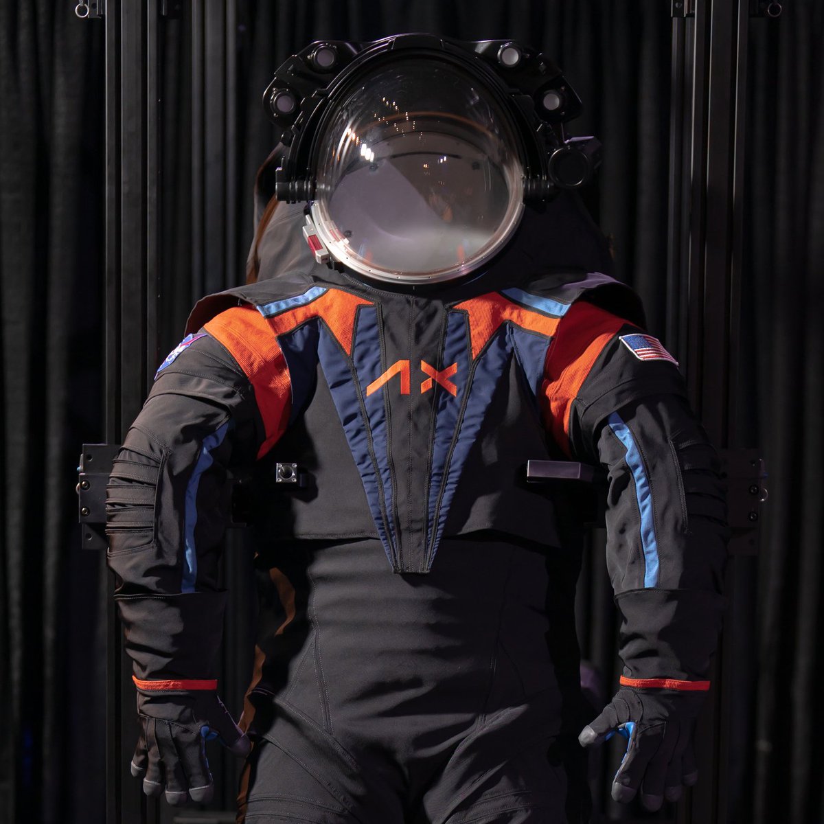 Astro_Pablo_ESA's tweet image. Y así lucen los trajes que se usarán a partir de 2025 en la superficie lunar. ¿No son preciosos? 👨‍🚀🧑‍🚀

Por cierto, el color verdadero será el clásico blanco para facilitar la regulación térmica

@NASA @Axiom_Space #AxEMU