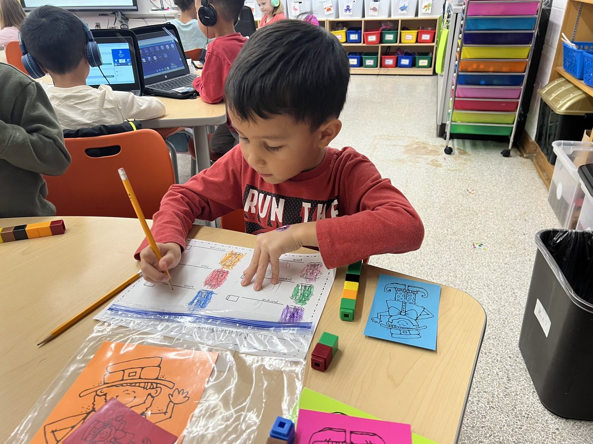 rofo_s's tweet photo. Students had fun measuring Leprechauns with unifix cubes! #mathfun #rofobears https://t.co/IPirGGna17