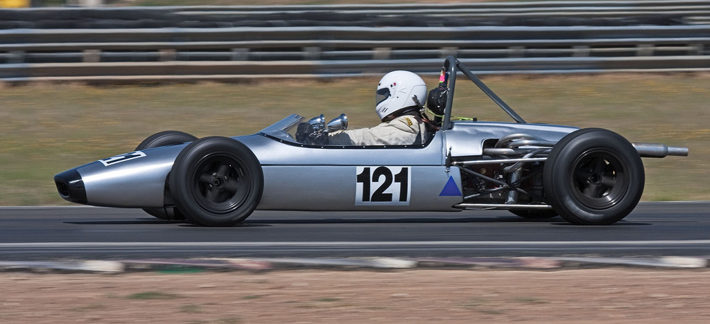 PortalVRUM's tweet photo. Ladrões não conseguem roubar Brabham de corrida devido ao câmbio manual. Mesmo sendo mais "ultrapassados", pelo visto, os carros manuais ainda guardam uma vantagem em relação aos automáticos: são mais difíceis de serem roubados! #sorteouazar #lauracarell… https://t.co/ebAK3ZWjR9 https://t.co/D0fuG8Ngxm