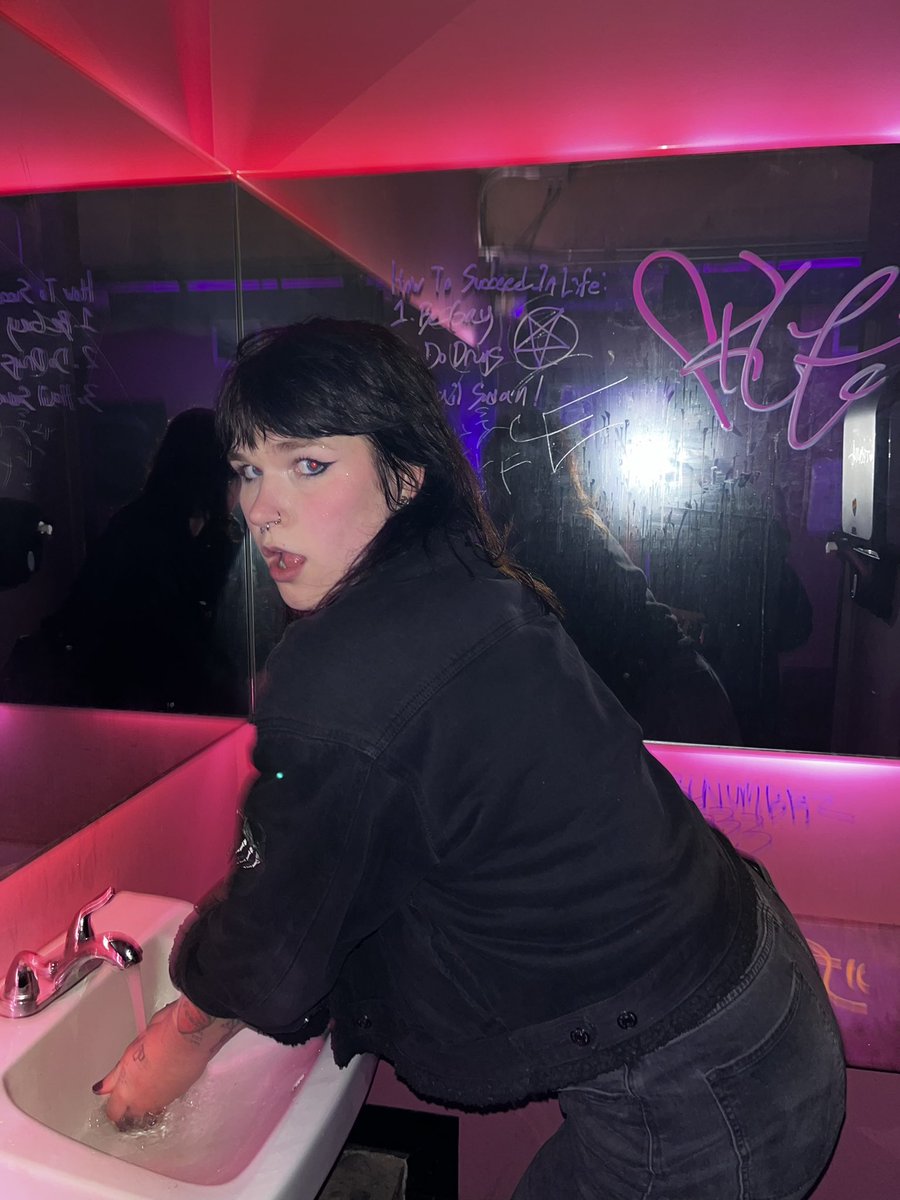 lucille_groleau's tweet image. no more art, just me (hot)