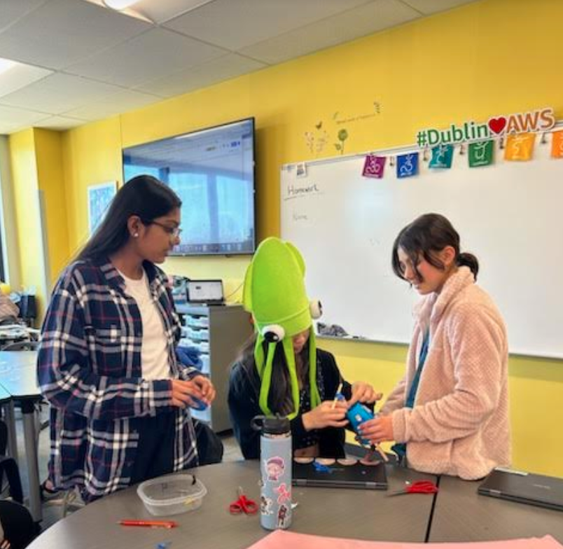 bluelaura9's tweet image. A huge shout out to #AWSInCommunities for the materials necessary to build Doodle bots with our working knowledge of electric circuits. Thank you!