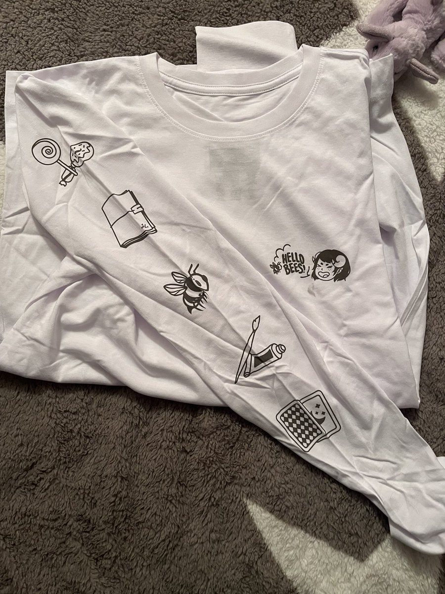 Izzzzy91's tweet photo. When the @CriticalRole merch arrives and then the mother gifts a little lavender dragon because itโs been a rough few days ๐ canโt wait to wear these to my dnd sessions ๐คฃ๐ #CriticalRole #hellobees #Dragon #DnD #dungeonsanddragons https://t.co/nrDH9vutsR