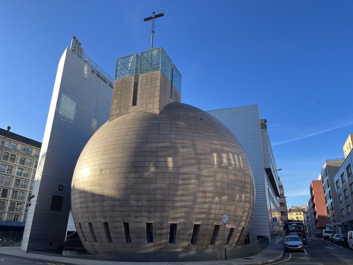 Strack_C's tweet photo. Was für eine Kapelle!
Notre-Dame du Perpetuel Secours in #Genf, eine 1994 errichtete Kapelle, eine Granitkugel von 20 Metern Durchmesser. Architekt Ugo #Brunoni. https://t.co/WkVX2ci43r