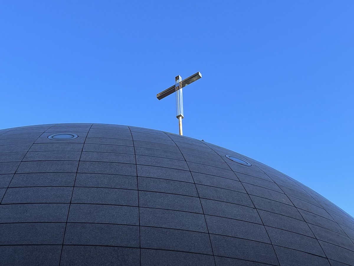 Strack_C's tweet photo. Was für eine Kapelle!
Notre-Dame du Perpetuel Secours in #Genf, eine 1994 errichtete Kapelle, eine Granitkugel von 20 Metern Durchmesser. Architekt Ugo #Brunoni. https://t.co/WkVX2ci43r