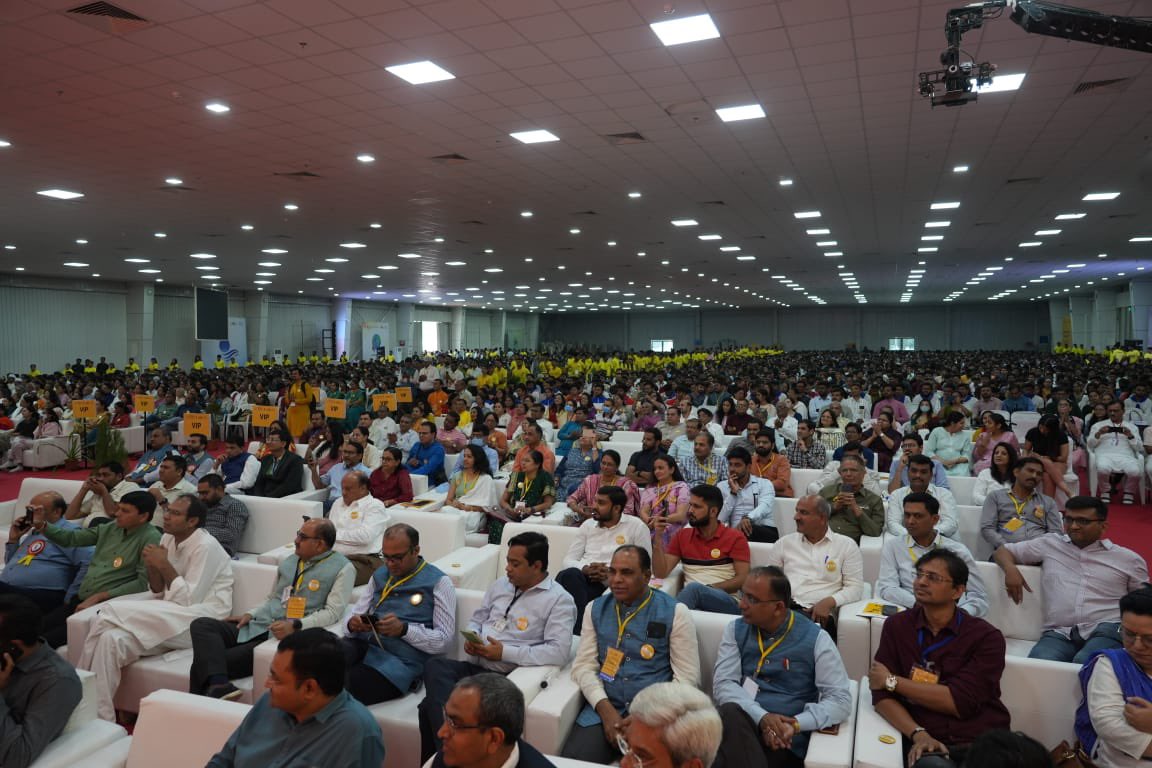 Gurudev's tweet photo. Lakhs of students from several Universities across Gujarat took the pledge to say no to drugs. Folk singers and members of the film fraternity joined hands to inspire students to stay away from drugs and work towards a #DrugFreeIndia. https://t.co/jdEetTqhXd