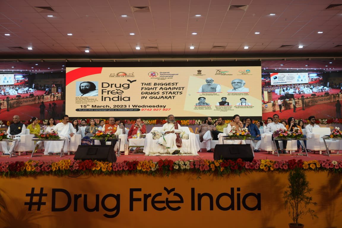 Gurudev's tweet photo. Lakhs of students from several Universities across Gujarat took the pledge to say no to drugs. Folk singers and members of the film fraternity joined hands to inspire students to stay away from drugs and work towards a #DrugFreeIndia. https://t.co/jdEetTqhXd