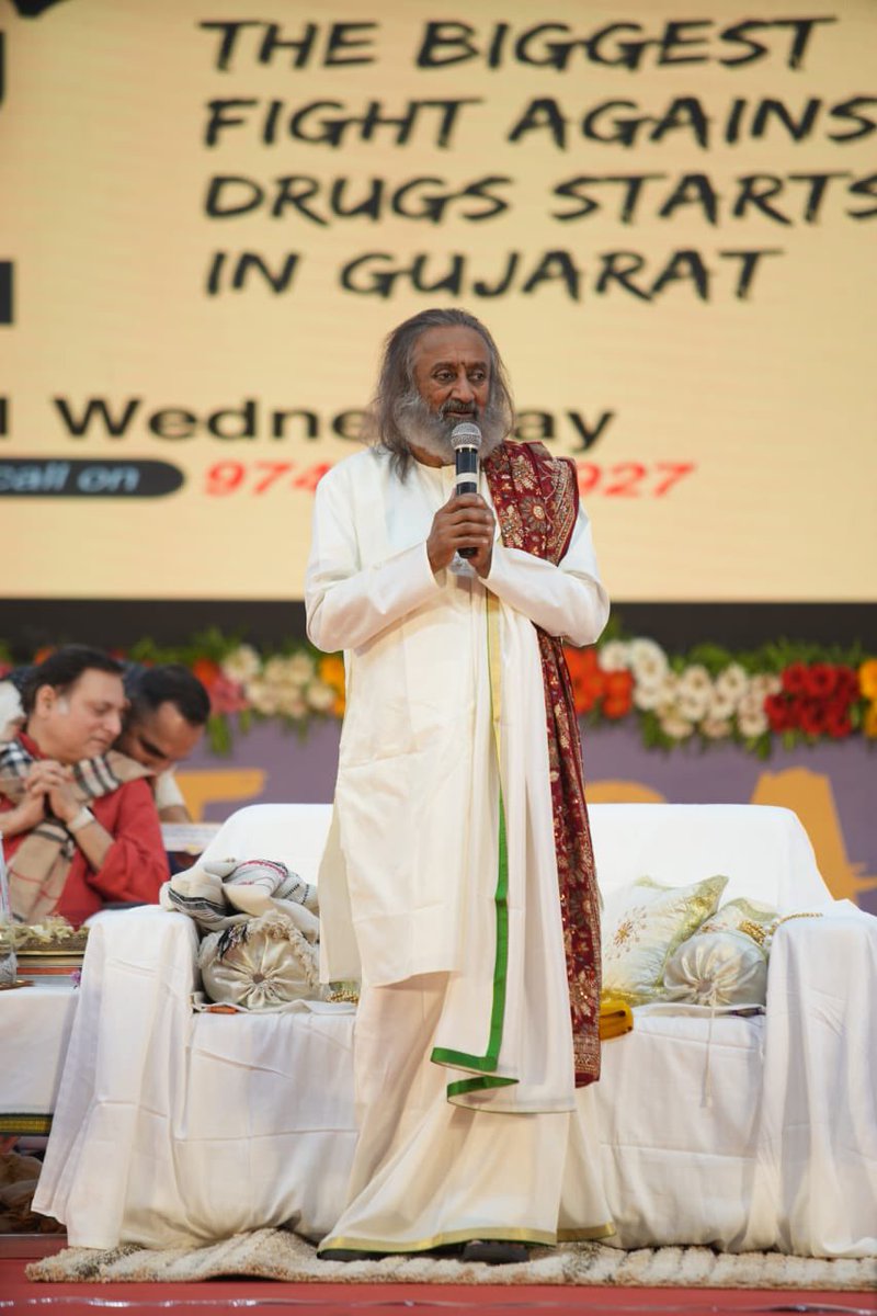 Gurudev's tweet photo. Lakhs of students from several Universities across Gujarat took the pledge to say no to drugs. Folk singers and members of the film fraternity joined hands to inspire students to stay away from drugs and work towards a #DrugFreeIndia. https://t.co/jdEetTqhXd