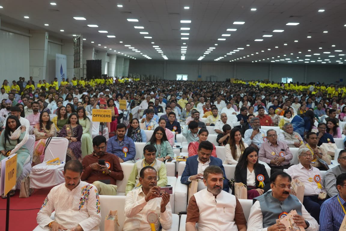 Gurudev's tweet photo. Lakhs of students from several Universities across Gujarat took the pledge to say no to drugs. Folk singers and members of the film fraternity joined hands to inspire students to stay away from drugs and work towards a #DrugFreeIndia. https://t.co/jdEetTqhXd