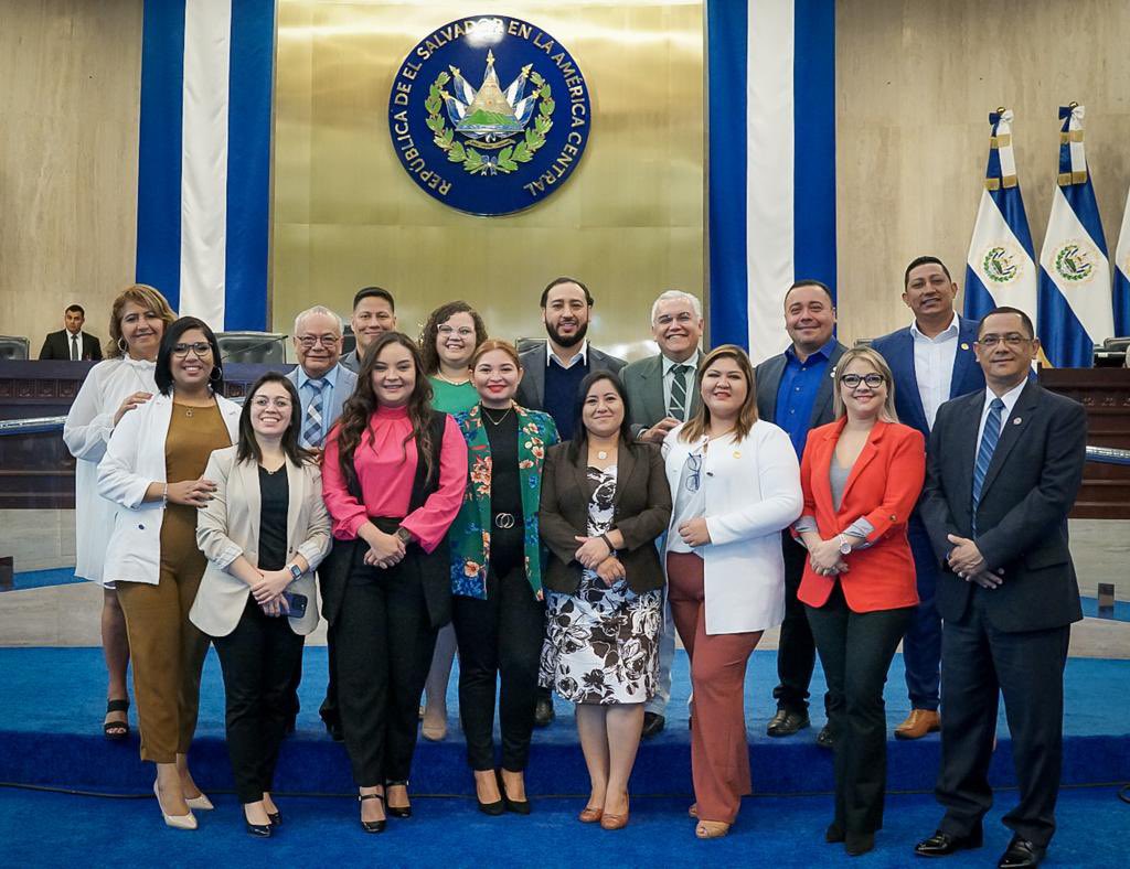BrendaTurcios18's tweet photo. Presente en la sesión plenaria #99 junto a mis compañeros diputados suplentes🇸🇻@ChrisGuevaraG  @ECastroES   @XZablah   @AlexiaRivasG1    @WalterAlemanSV   @suecallejas   @LoreFuentesdeOr  @RoxanaLopezSV   @NoeMendoza_SV  @DianaMataNI  @AsuncionGuzmanN  @KarlaGomezNI @ https://t.co/JncdNUitve