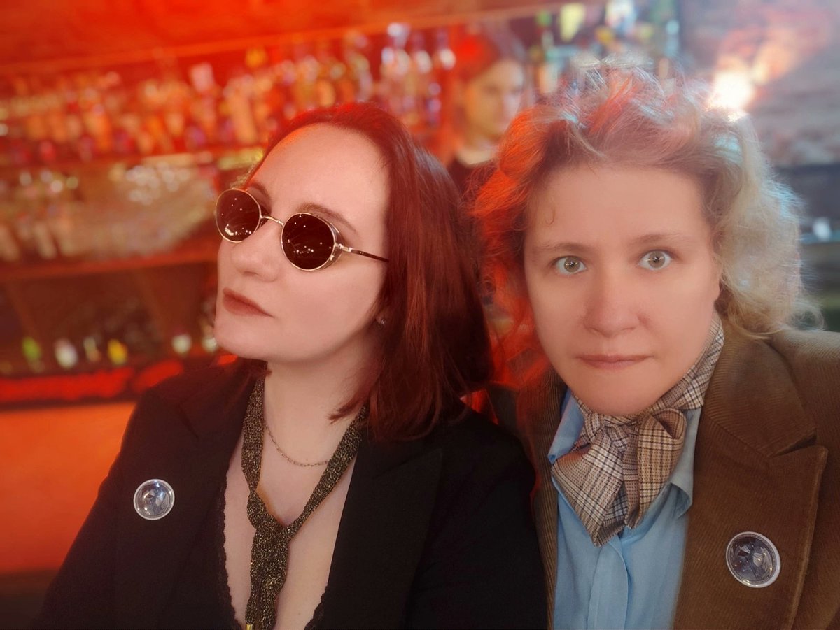 Red_Hatty's tweet photo. Waiting for #GoodOmens2...
(fem) Crowley 😎 by me and (fem) Aziraphale @Helena_Fell 😇🫶✨✨✨
@neilhimself 🖤, @GoodOmensPrime ❤️
#GoodOmens #GoodOmensForYou #Aziraphale #Crowley #ineffablewives #goodomenscosplay https://t.co/cCz3T465V7