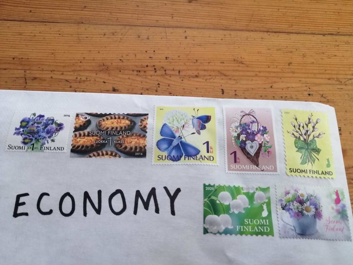 ylapihantila's tweet photo. Tuli vähän arvokas lähetys. Kanadan serkulle Ifolorin kirja 30 €. Postikulut lähes 15 €. #kuvakirja #valokuvaus #ifolor #postimerkki #kanada #twiitataannytkunonkerranaloitettu https://t.co/D7VN1UdF2i