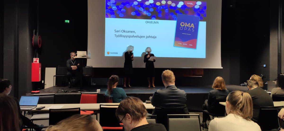 Oma-työotteen lähtölaukaus tänään meidän <a href="/tretyollisyys/">Tampereen kaupungin työllisyys- ja kasvupalvelut</a> henkilöstölle. <a href="/sariaoksanen/">Sari Oksanen</a> kokosi iltapäivän keskustelua yhteen ja viitoitti tulevaa, minä komppasin. Sama outfit, sama state of mind! 🤩
#työnvälitys #elinvoima #motivaatio