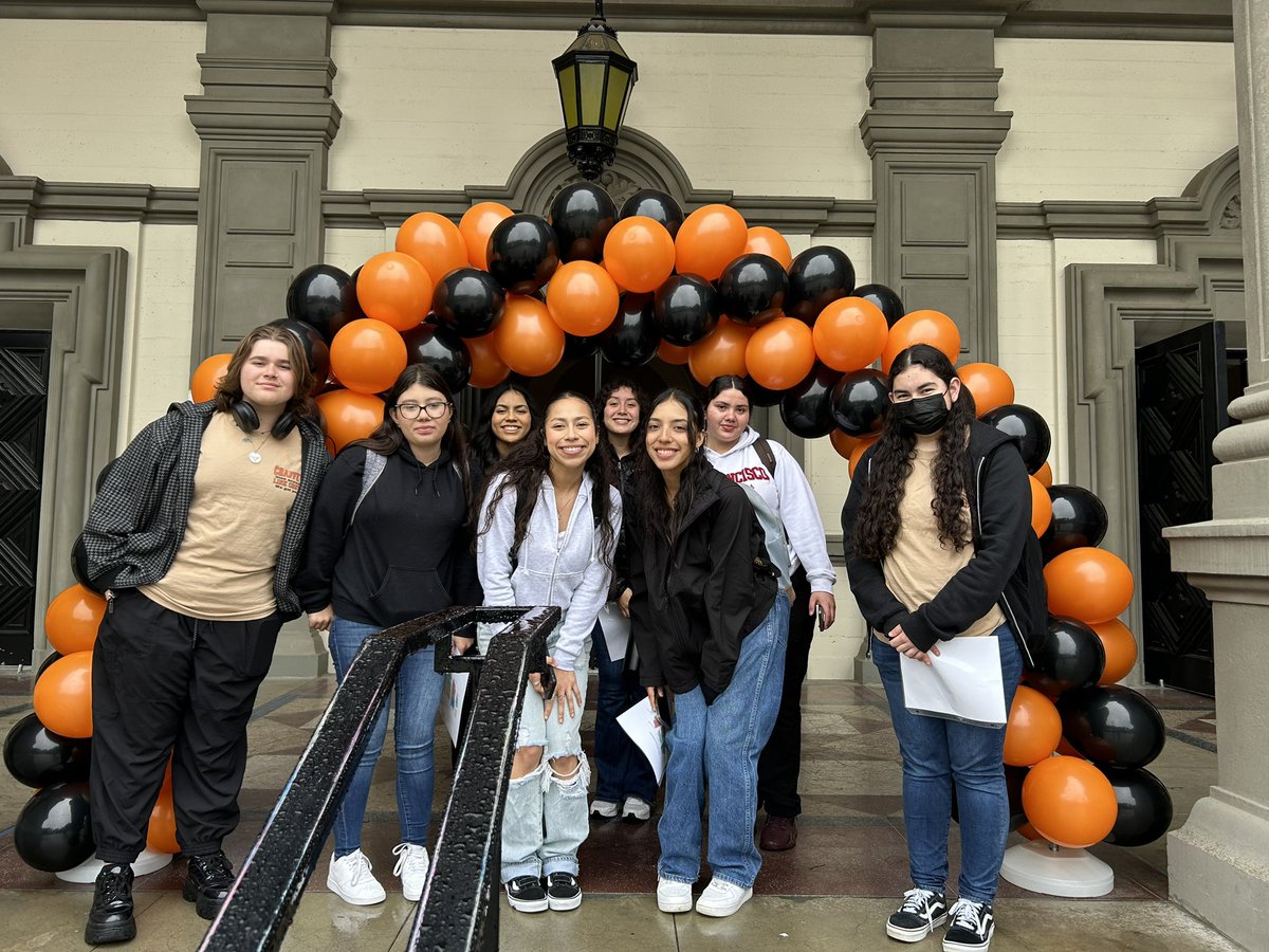 CHSLinkCrew1245's tweet photo. Rain or shine, Link Crew is ready to welcome our future Tigers! 🧡🖤 https://t.co/4NrXfJQdtv
