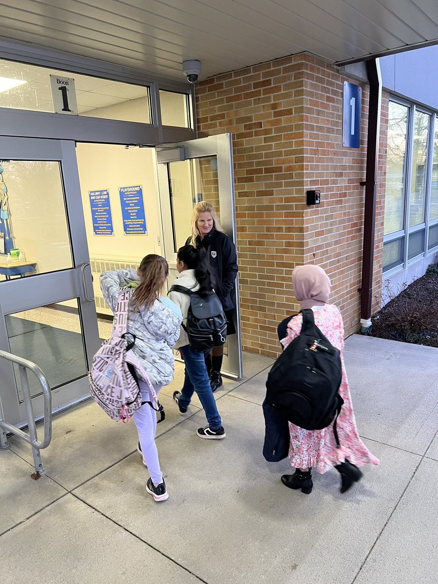 Slater_Curtis_'s tweet photo. Students start their day @RomeCitySchool with a greeting at the door by the staff and principal, off to breakfast and they make sure to stop and fill a teachers bucket with a post it note. Wow, what a great place to work and learn @ENobleSchCorp #till360 https://t.co/deGH5CjyUJ