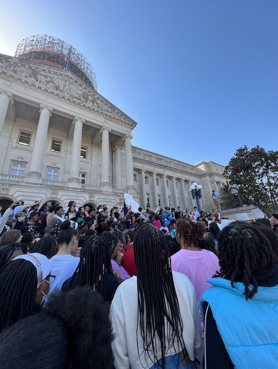 KYStuVoiceTeam's tweet photo. Though hundreds of Ky students recently rallied in Frankfort for the bipartisan CROWN Act to end natural hair discrimination in schools after years of organizing &amp; testifying &amp; though the bill sailed out of committee, it will not be heard on the senate floor during #kyga23. https://t.co/47floCoqcc