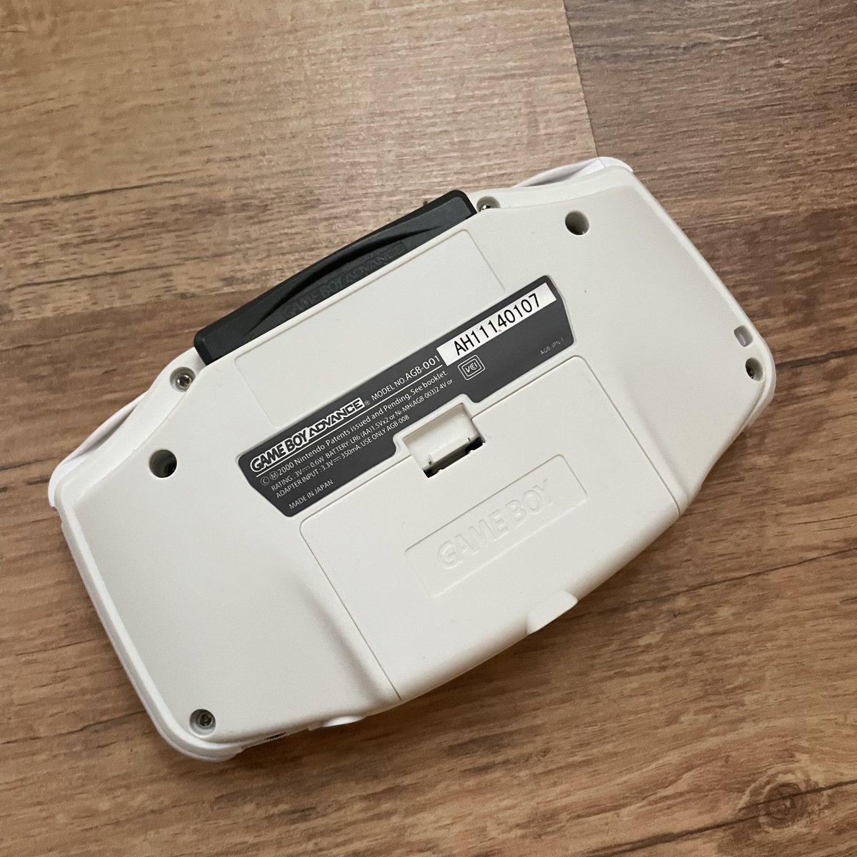 KumaGomVA's tweet photo. Modded a fully white Game Boy Advance, that shit lookin fine as hell. https://t.co/LWLjpPbjet