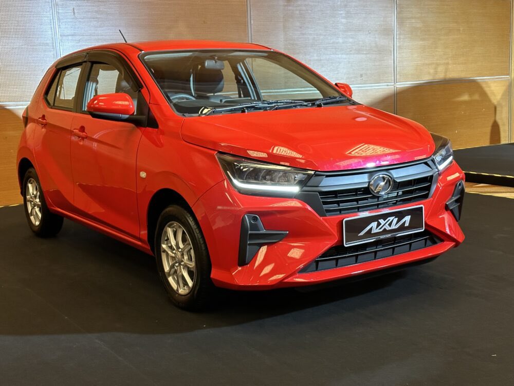 KLperodua's tweet photo. Korang dah tengok Axia baru ke belum? Cantik dan sporty kan? 

Sekarang Axia ada ready stock tau!*

Jom tempah sekarang untuk Aidilfitri nanti!

Skim graduan untuk fresh grads pun ada! InshaAllah boleh mudahkan urusan loan korang yang baru bekerja tu ☺️ 

https://t.co/ZrkOPielBv https://t.co/B5ngNyAYvC