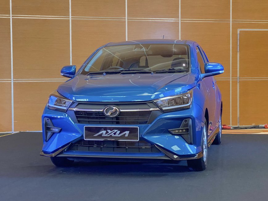 KLperodua's tweet photo. Korang dah tengok Axia baru ke belum? Cantik dan sporty kan? 

Sekarang Axia ada ready stock tau!*

Jom tempah sekarang untuk Aidilfitri nanti!

Skim graduan untuk fresh grads pun ada! InshaAllah boleh mudahkan urusan loan korang yang baru bekerja tu ☺️ 

https://t.co/ZrkOPielBv https://t.co/B5ngNyAYvC