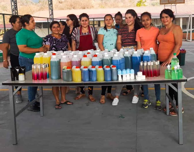 ayudaenaccion's tweet photo. En Honduras, estamos formando a más de 30 mujeres de los municipios de Ocotepeque, Sinuapa y Concepción para que puedan elaborar y comercializar productos de limpieza generando ingresos y fomentando el arraigo.
Lo hacemos con el proyecto SOL junto a #OCDIH y la OMM de Sinuapa. https://t.co/5VlRL7OlVi