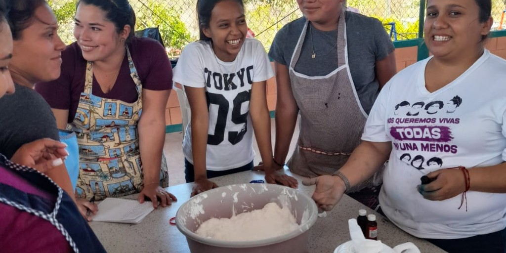 ayudaenaccion's tweet photo. En Honduras, estamos formando a más de 30 mujeres de los municipios de Ocotepeque, Sinuapa y Concepción para que puedan elaborar y comercializar productos de limpieza generando ingresos y fomentando el arraigo.
Lo hacemos con el proyecto SOL junto a #OCDIH y la OMM de Sinuapa. https://t.co/5VlRL7OlVi