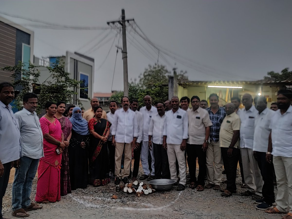 BvkSuda's tweet photo. ఖమ్మం కార్పొరేషన్ పరిధిలోని 2,6 డివిజన్ల నందు #సుడానిధుల నుండి డివిజన్ కు 20 లక్షల రూపాయల వ్యయంతో సిసి రోడ్ల నిర్మాణ పనులకు ఖమ్మం నగర మేయర్ నీరజ @BvkSuda శంకుస్థాపన చేశారు.కార్యక్రమంలో ప్రజా ప్రతినిధులు, పార్టీ నాయకులు పాల్గొన్నారు.@MC_Khammam @KTRBRS @puvvada_ajay @TelanganaCMO https://t.co/1ZyOHTQOq1