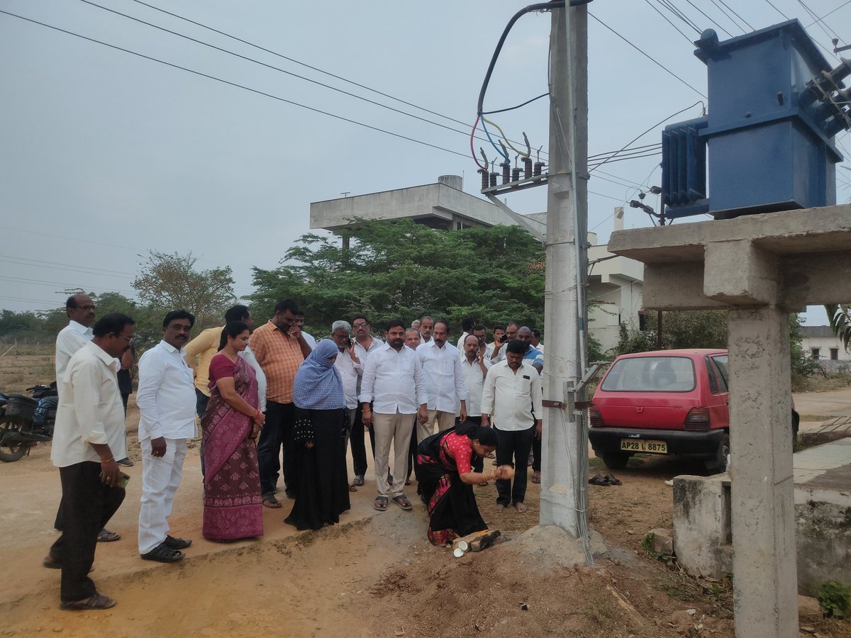 BvkSuda's tweet photo. ఖమ్మం కార్పొరేషన్ పరిధిలోని 2,6 డివిజన్ల నందు #సుడానిధుల నుండి డివిజన్ కు 20 లక్షల రూపాయల వ్యయంతో సిసి రోడ్ల నిర్మాణ పనులకు ఖమ్మం నగర మేయర్ నీరజ @BvkSuda శంకుస్థాపన చేశారు.కార్యక్రమంలో ప్రజా ప్రతినిధులు, పార్టీ నాయకులు పాల్గొన్నారు.@MC_Khammam @KTRBRS @puvvada_ajay @TelanganaCMO https://t.co/1ZyOHTQOq1