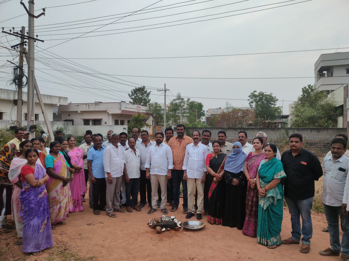 BvkSuda's tweet photo. ఖమ్మం కార్పొరేషన్ పరిధిలోని 2,6 డివిజన్ల నందు #సుడానిధుల నుండి డివిజన్ కు 20 లక్షల రూపాయల వ్యయంతో సిసి రోడ్ల నిర్మాణ పనులకు ఖమ్మం నగర మేయర్ నీరజ @BvkSuda శంకుస్థాపన చేశారు.కార్యక్రమంలో ప్రజా ప్రతినిధులు, పార్టీ నాయకులు పాల్గొన్నారు.@MC_Khammam @KTRBRS @puvvada_ajay @TelanganaCMO https://t.co/1ZyOHTQOq1