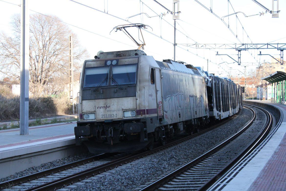 hector_c19's tweet photo. Buenos días a todos, hoy os traigo esta 253 con los focos apagados + el Portacoches a su paso por Vila-Seca, espero que os guste @rodalies 🤩 https://t.co/RkicM9wDpf