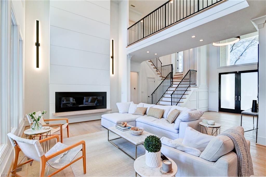 RWRealtyCo's tweet photo. An exquisite chef's kitchen, Italian marble heated floors and high-end appliances are only a few features to highlight in this complete home renovation.

📍1304 Penguin Circle, VA Beach, VA
👉 Click here https://t.co/kZPNYXIUZn to learn more
📞 Kathy Good, Rose &amp; Womble Realty https://t.co/KnvfiH10Kd