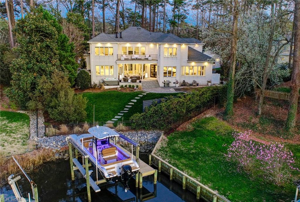 RWRealtyCo's tweet photo. An exquisite chef's kitchen, Italian marble heated floors and high-end appliances are only a few features to highlight in this complete home renovation.

📍1304 Penguin Circle, VA Beach, VA
👉 Click here https://t.co/kZPNYXIUZn to learn more
📞 Kathy Good, Rose &amp; Womble Realty https://t.co/KnvfiH10Kd