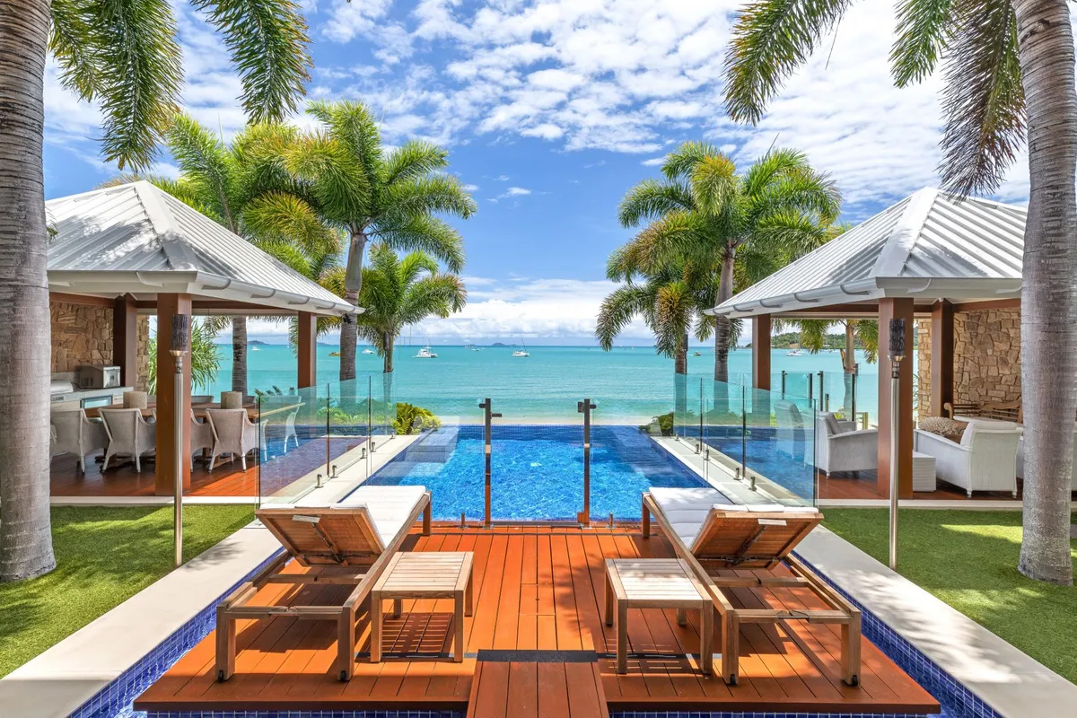 sothebysrealty: Extraordinary Property of the Day: Villa de la Mer in Airlie Beach, Australia, represented by Wayne Singleton of Queensland Sotheby's International Realty. s.sir.com/3Jc3Gvp

#sothebysrealty #epotd #luxuryrealestate #realestate #au…