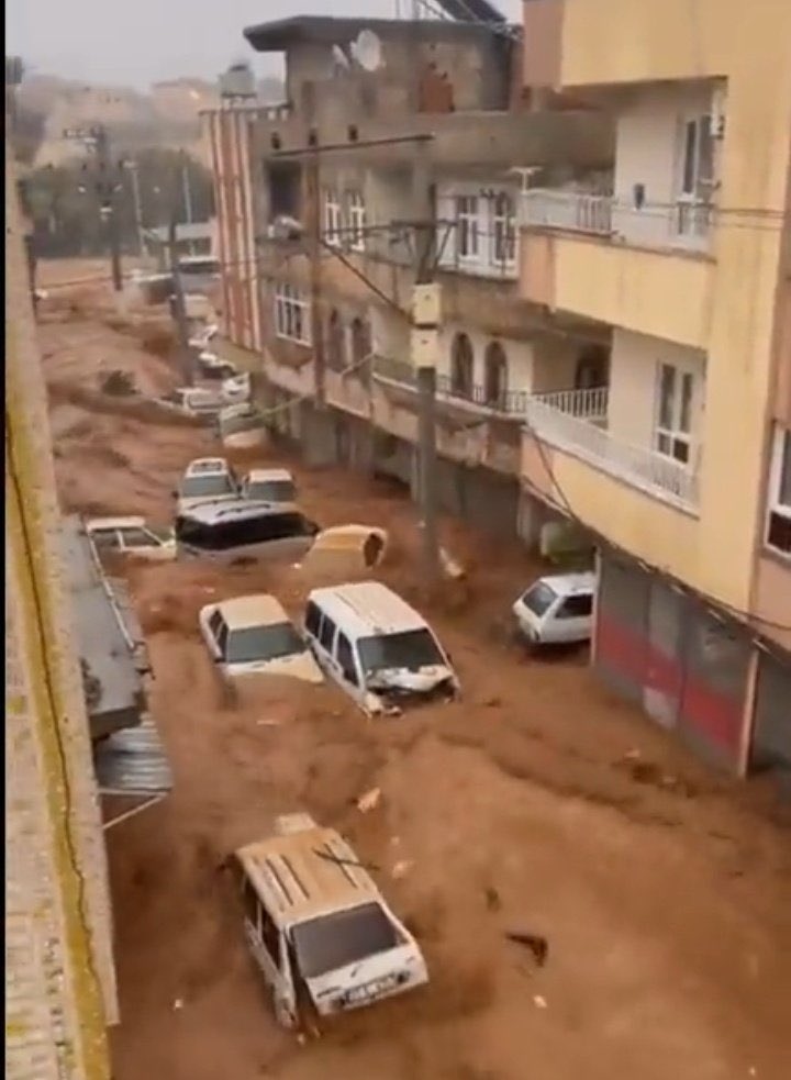 erdincpeker1's tweet photo. Dünden beri içimiz yanıyor. Bölgeyi önce deprem vurdu, yaralar sarılmadan bu sefer de sel vurdu. Çadır kentlerde yaşayanların hali perişan. Bu ülke bu kadar çaresiz olmamalı. Allah'ım sen yardım et.
#Şanlıurfa
#Adıyaman https://t.co/7tRgxPjBtN