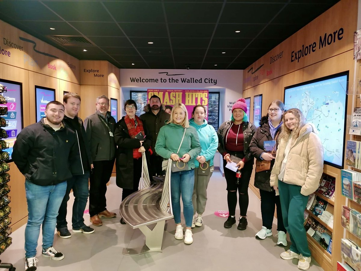 VisitDerryNews's tweet photo. #EventManagement students from @UlsterUni came along to our VIC to meet with Matt Doherty, Visit Derry’s Business Development Officer.
The students got an insight into the work #VisitDerry do to promote #DerryLondonderry as a #conference & #eventsdestination
#FutureOfBusiness https://t.co/hC20z85uIT