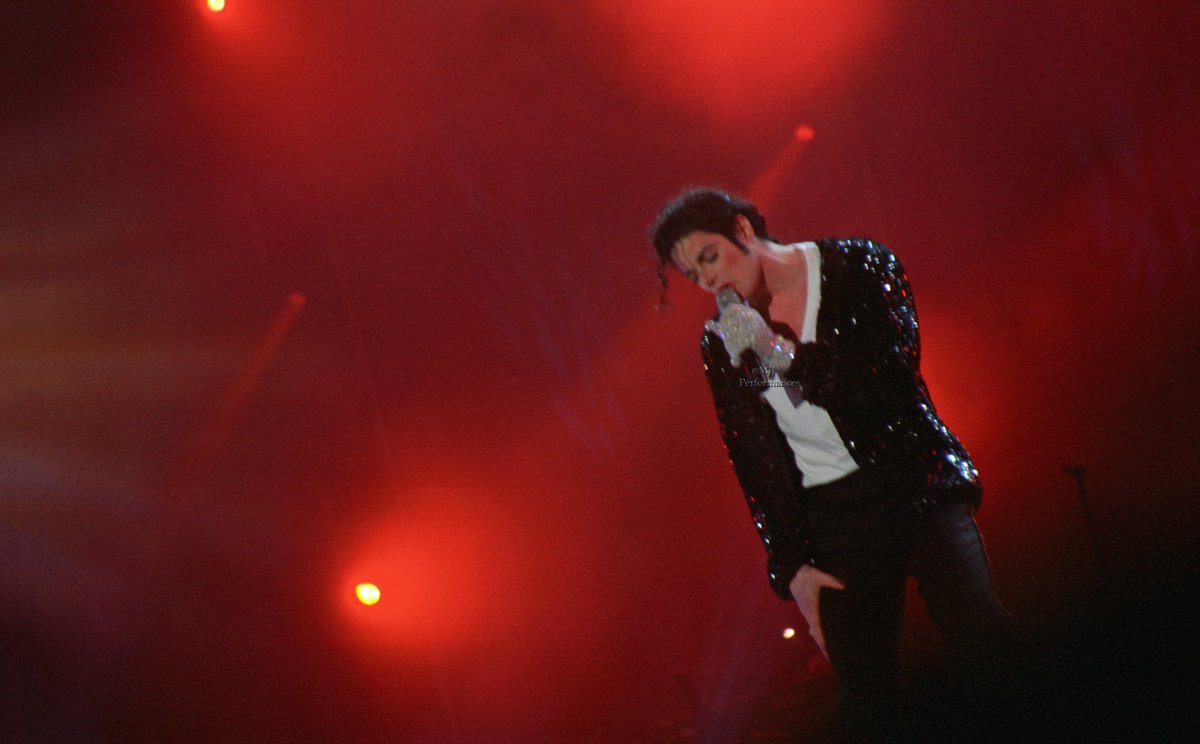 Mjjperformances's tweet photo. 📸| [Originals HQ] HIStory World Tour München, Germany July 6, 1997.

#MichaelJackson #Kingofpop #historyworldtour #entreteiner #popsinger #stage #konzert #münchen #photooftheday #dancer #historyera #celebrities #soulbrothers #mjfan #mjjinocent #badera #mjjlegacy https://t.co/yPyC4uiZMS