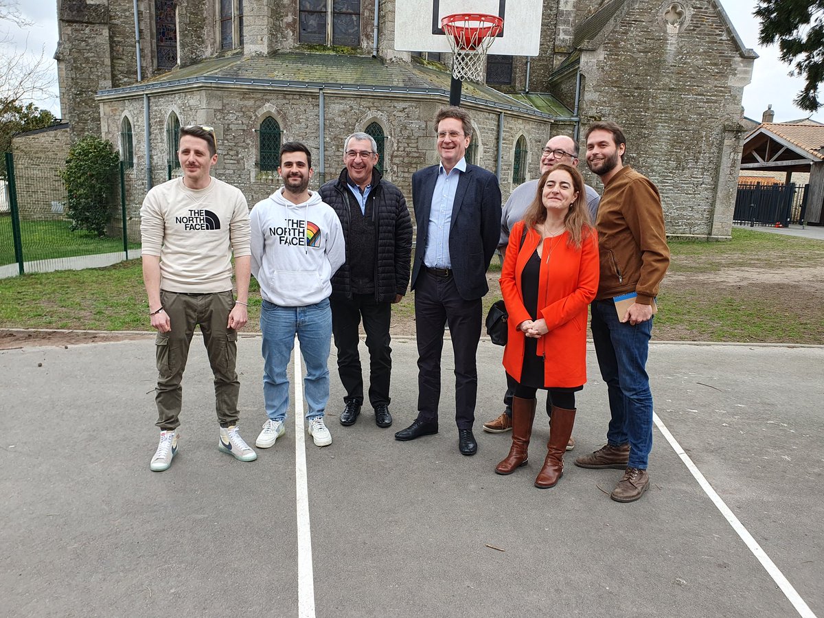 LL_Ouest's tweet photo. #Inauguration du Hub Léo au #Bignon !
Avec Jean-Marc Fron, Directeur Général de @BoeingFrance, @MarieLaureDavy, Directrice de @LL_Ouest, Serge Hégron, #maire du #Bignon, l'équipe et les #jeunes du centre social !
#HubLeo #jeunesse #educpop #animation https://t.co/ExoYJaSFPI