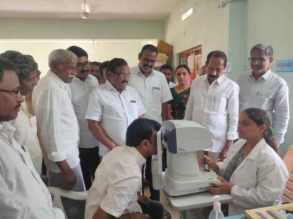 BvkSuda's tweet photo. TS ప్రభుత్వం ప్రతిష్టాత్మకంగా చేపట్టే కంటి వెలుగు కార్యక్రమాన్ని @puvvada_ajay గారి ఆదేశాల మేరకు ఖమ్మం రఘునాధపాలెం మండలంలోని చింతగుర్తి గ్రామంలో @BvkSuda #కంటివెలుగు  ప్రారంభించారు.మండల ప్రజా ప్రతినిధులు నాయకులు పాల్గొన్నారు.@KTRBRS @TelanganaCMO @Collector_KMM @MC_Khammam https://t.co/CiWJP0KWEX