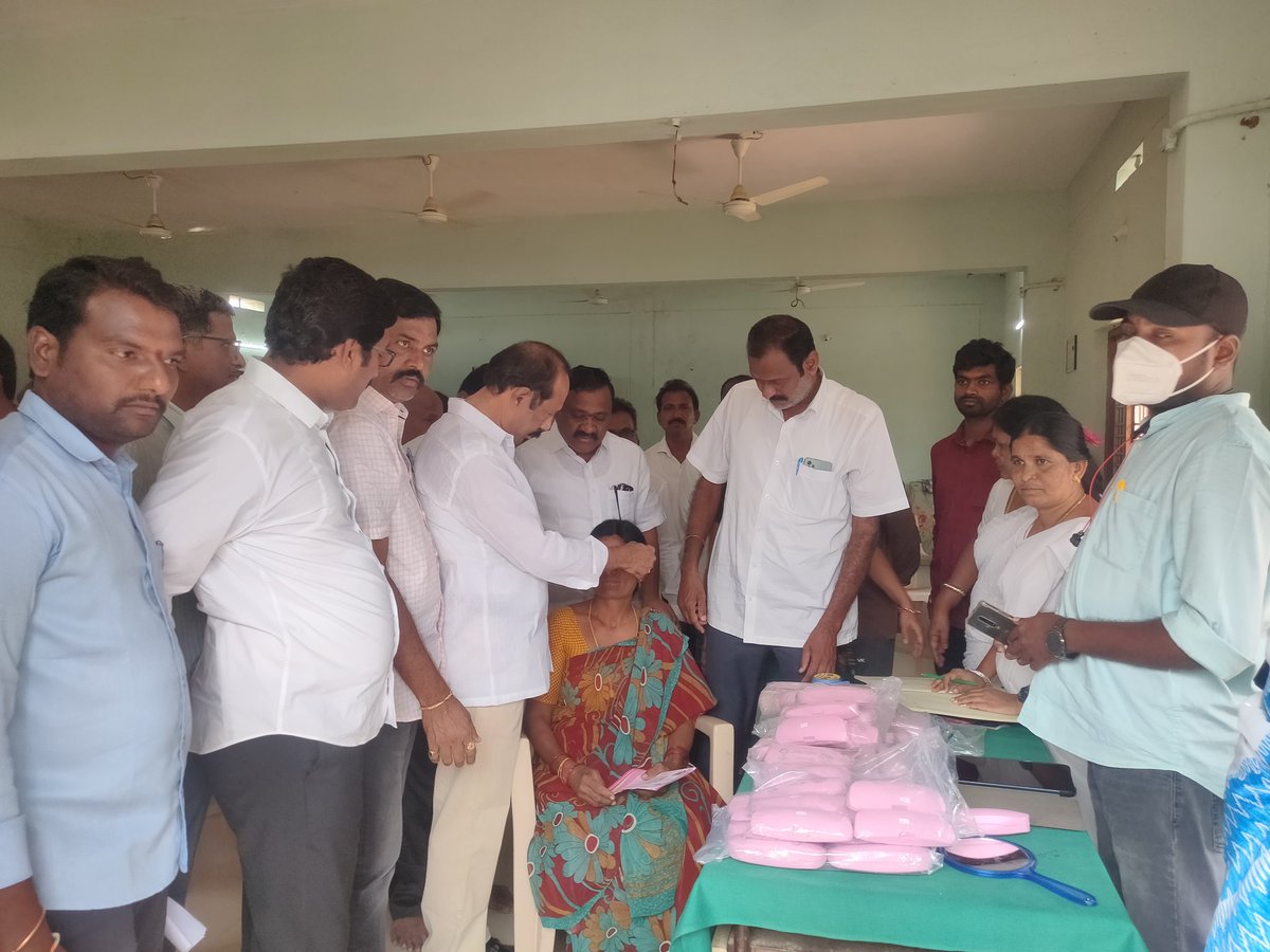 BvkSuda's tweet photo. TS ప్రభుత్వం ప్రతిష్టాత్మకంగా చేపట్టే కంటి వెలుగు కార్యక్రమాన్ని @puvvada_ajay గారి ఆదేశాల మేరకు ఖమ్మం రఘునాధపాలెం మండలంలోని చింతగుర్తి గ్రామంలో @BvkSuda #కంటివెలుగు  ప్రారంభించారు.మండల ప్రజా ప్రతినిధులు నాయకులు పాల్గొన్నారు.@KTRBRS @TelanganaCMO @Collector_KMM @MC_Khammam https://t.co/CiWJP0KWEX