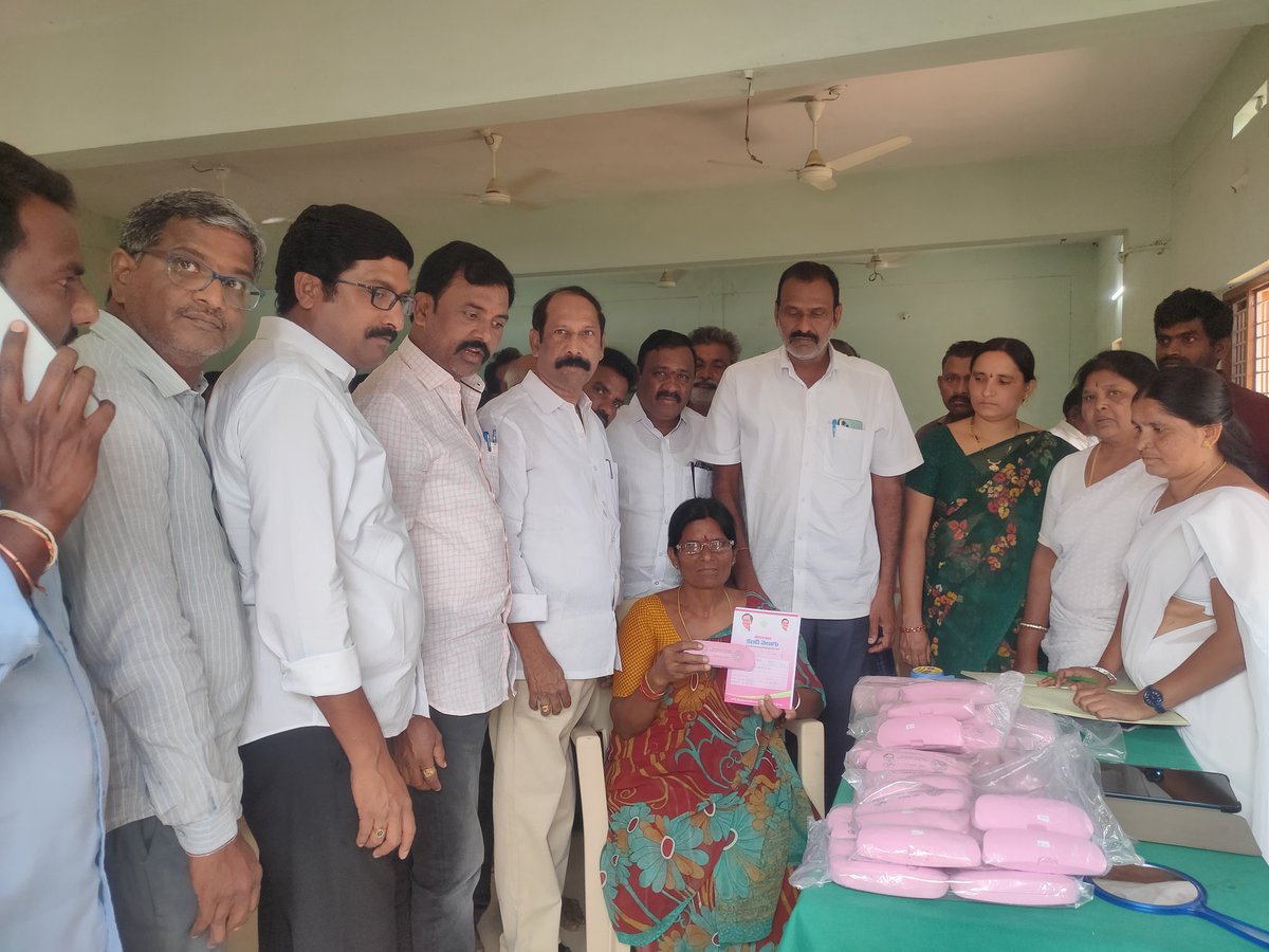 BvkSuda's tweet photo. TS ప్రభుత్వం ప్రతిష్టాత్మకంగా చేపట్టే కంటి వెలుగు కార్యక్రమాన్ని @puvvada_ajay గారి ఆదేశాల మేరకు ఖమ్మం రఘునాధపాలెం మండలంలోని చింతగుర్తి గ్రామంలో @BvkSuda #కంటివెలుగు  ప్రారంభించారు.మండల ప్రజా ప్రతినిధులు నాయకులు పాల్గొన్నారు.@KTRBRS @TelanganaCMO @Collector_KMM @MC_Khammam https://t.co/CiWJP0KWEX
