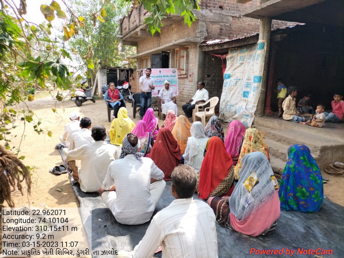 DaoDahod's tweet image. ઝાલોદ તાલુકાના વાંકોલ, ખરસાણ તથા મહુડી ગામે ખેતીવાડી વિભાગ અને આત્મા દ્વારા પ્રાકૃતિક ખેતી વિષય પર તાલીમ આયોજીત કરેલ જેમાં ગ્રામ પંચાયત દીઠ ૭૫ થી વધુ ખેડૂતો પ્રાકૃતિક ખેતી કરતા થાય તે માટે  માર્ગદર્શન આપવામાં આવ્યું તથા જીવામૃત બનાવવાની પદ્ધતિનું પ્રત્યક્ષ નિદર્શન કરવામાં આવ્યુ.