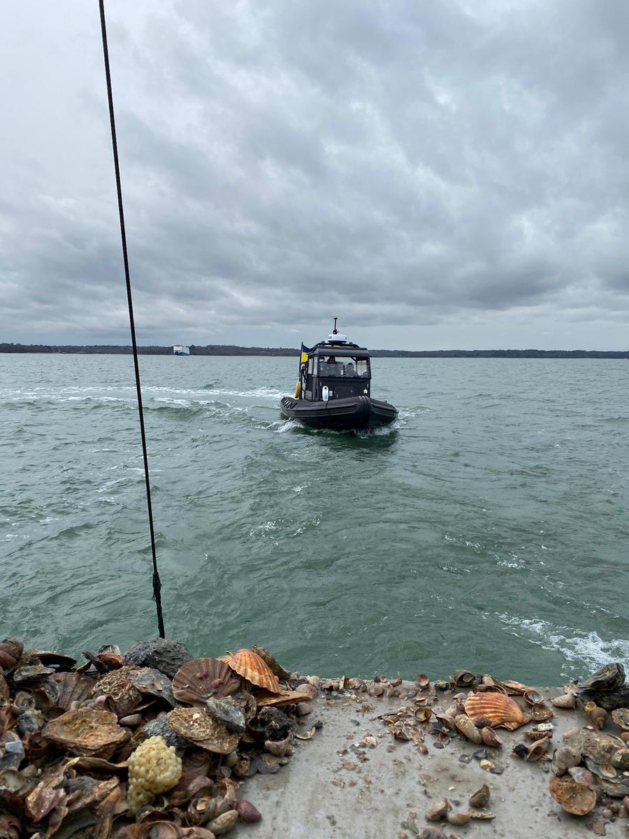 SouthernIFCA's tweet photo. Officers have been out on #FisheriesPatrol conducting boarding operations in the #Solent checking compliance with: 
📏 MCRS (110mm in VIId)
🔗 Gear Restrictions
⏰ Curfew (06:00-18:00 in the Solent); and 
📃 Permit Conditions. https://t.co/vR81OOtcFZ