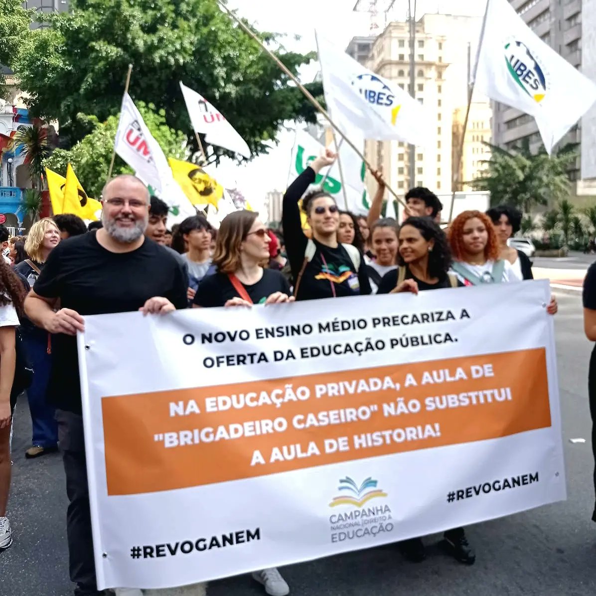 A aula hoje foi na rua!

Precisamos defender, radicalmente, que a educação seja humanizante, seja avessa à injustiça e à desigualdade, seja emancipatória. Para isso, precisamos revogar o NEM, precisamos iniciar um processo de construção democrática de uma educação prática da