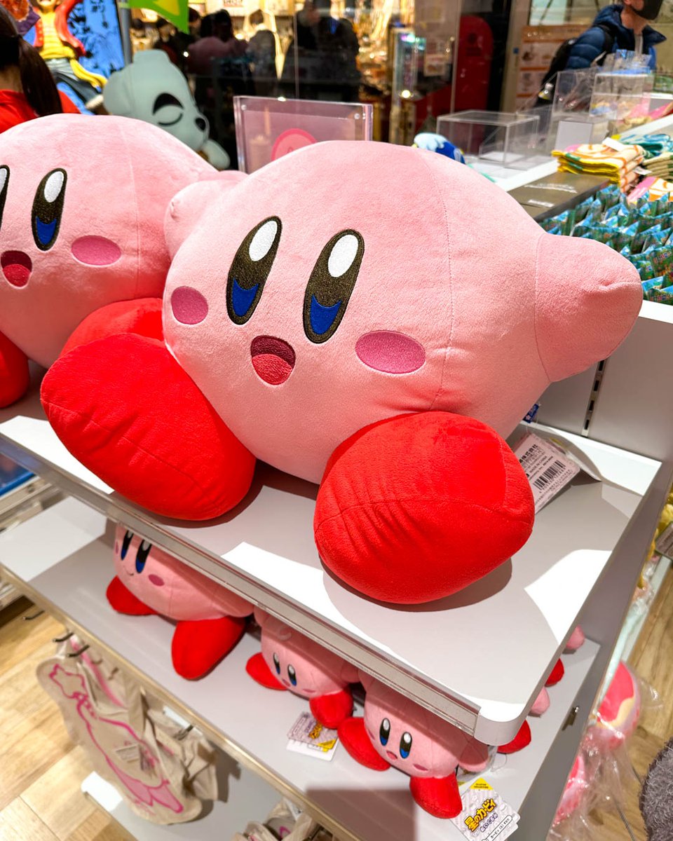 KawaiiBoxCo's tweet image. 💖 It’s time for a BIG hug from Kirby! 🤗🍑 Would you take this big kawaii fluffball home? 😍

#kawaiibox #kirby #kirbyplushie #kawaiikirby #kirbymerch